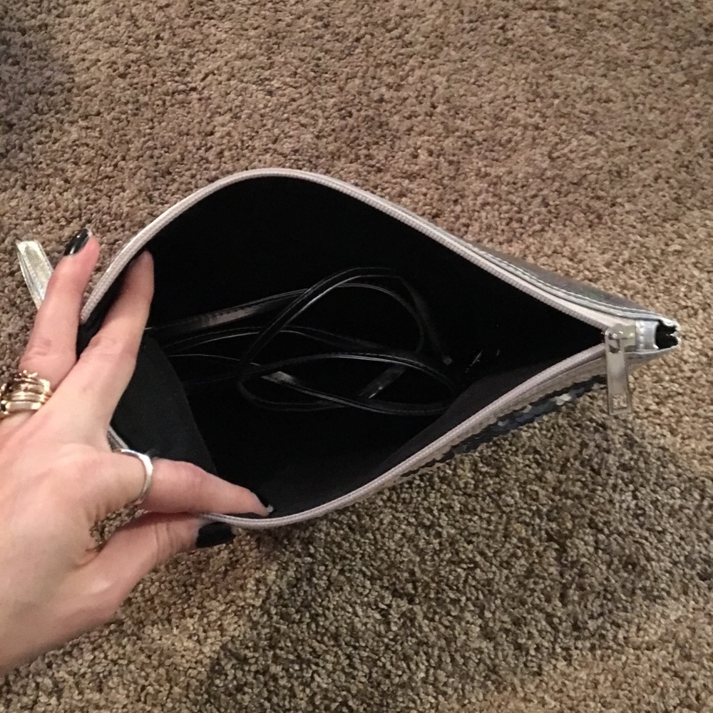 Nwot Multi Purpose Silver Flip Sequin Handbag - image 7